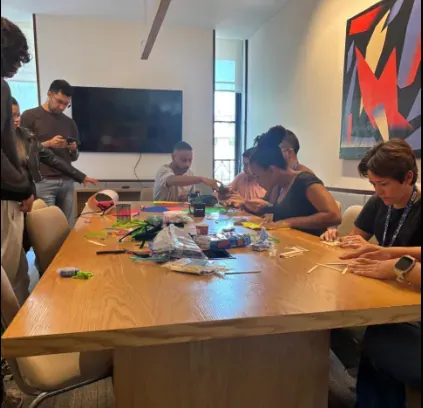 Colaboradores compartiendo una actividad creativa y de bienestar