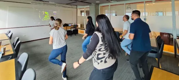 Colaboradores participando en una actividad física grupal
