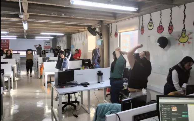 Equipo de RapiCredit realizando pausas activas en la oficina