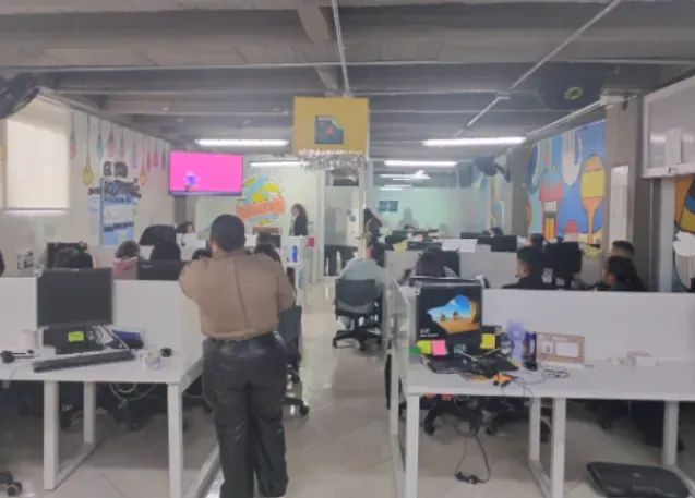 Equipo de RapiCredit trabajando en su oficina
